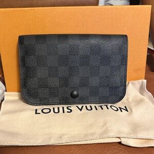 Louis Vuitton Damier Graphite
Santur Pochette Homme Pouch